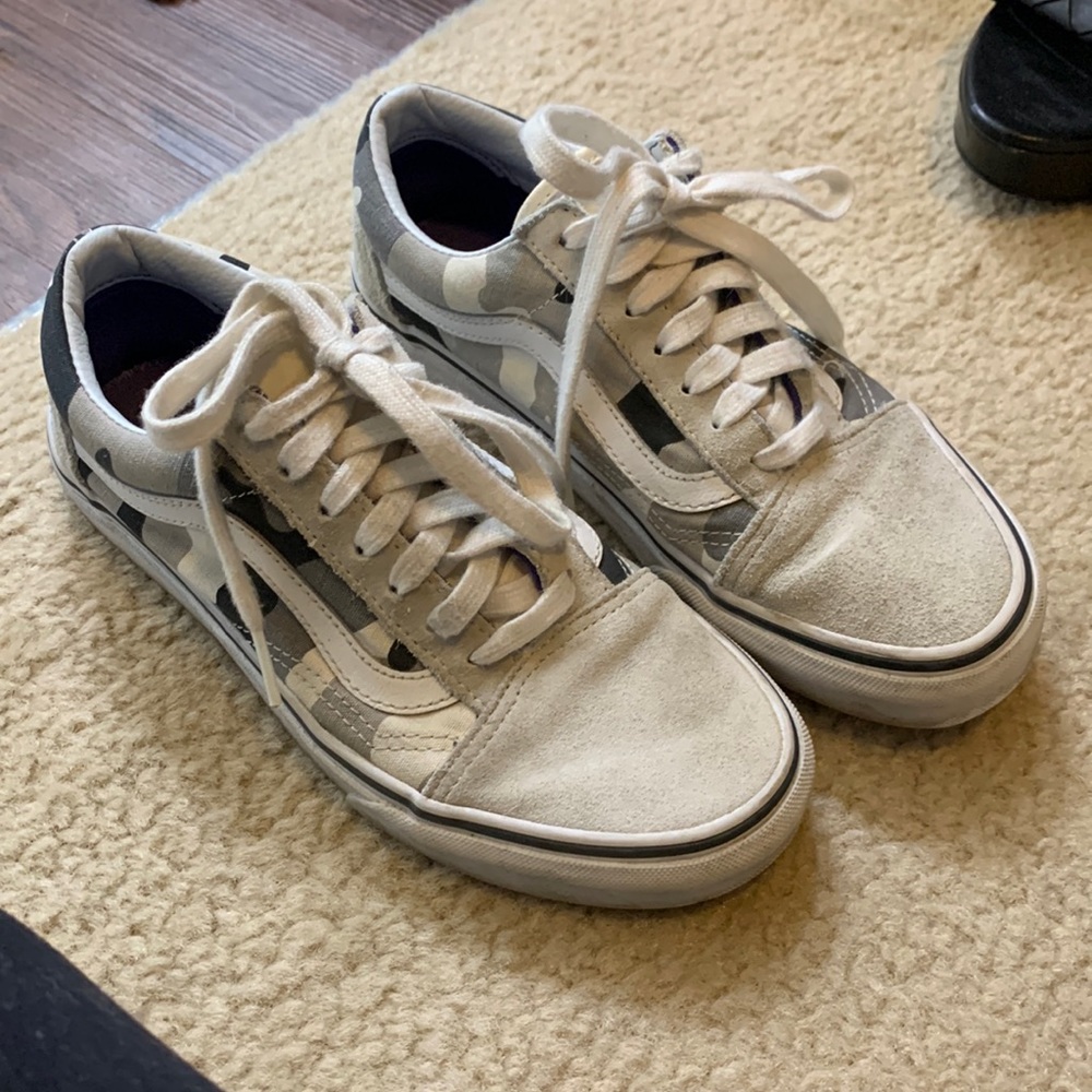 Vans Old Skool sneakers in gray/black camo. Size 6